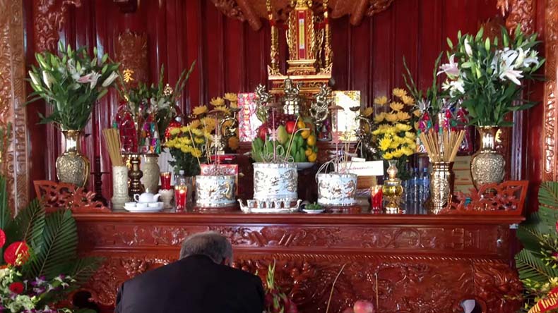 Cách đặt bát hương trên bàn thờ giúp ấm êm cửa nhà, kéo tài hút lộc