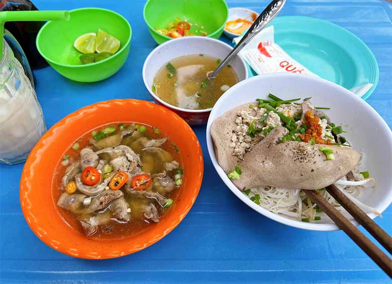 Top 10 Quán Hủ Tiếu Sài Gòn Ngon Nhất, Ăn Là Mê Ngay!