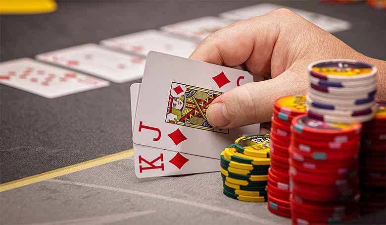 Luật chơi bài Poker cơ bản: Hướng dẫn chi tiết cho người mới 