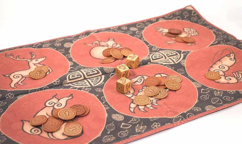 Lắc bầu cua là gì? Nguồn gốc và cách chơi đúng luật 