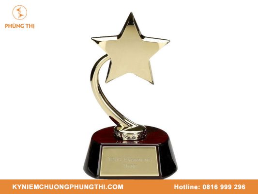 Kỷ niệm chương kim loại đa dạng mẫu mã tại Kỷ niệm chương Phùng Thị