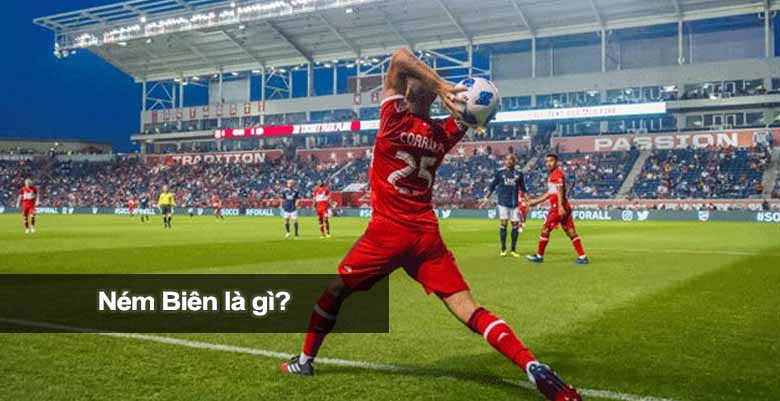 Ném biên là gì? Những điều luật ít ai biết về pha bóng biên sân