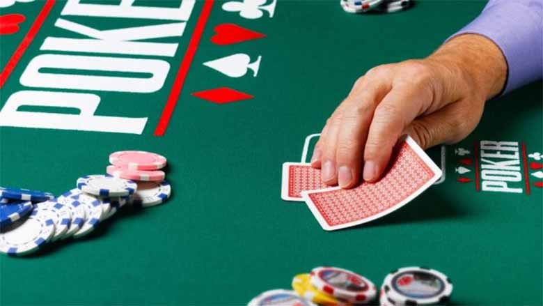Có nên chơi game Poker để giải trí và kiếm tiền thật không?
