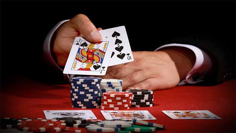 Có nên chơi game Poker để giải trí và kiếm tiền thật không?